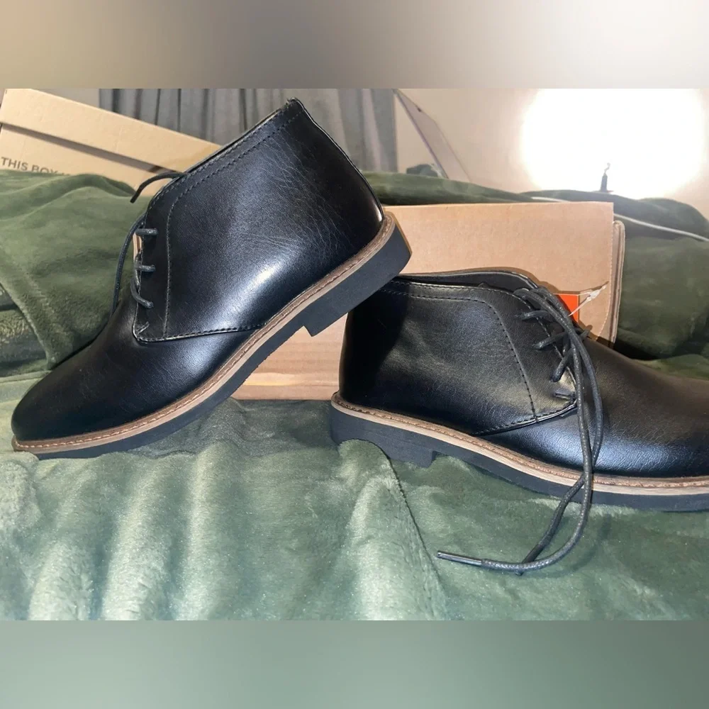 New In Box & New With Tags Deer Stags Boys’ Ballard Dress Comfort Chukka Boot